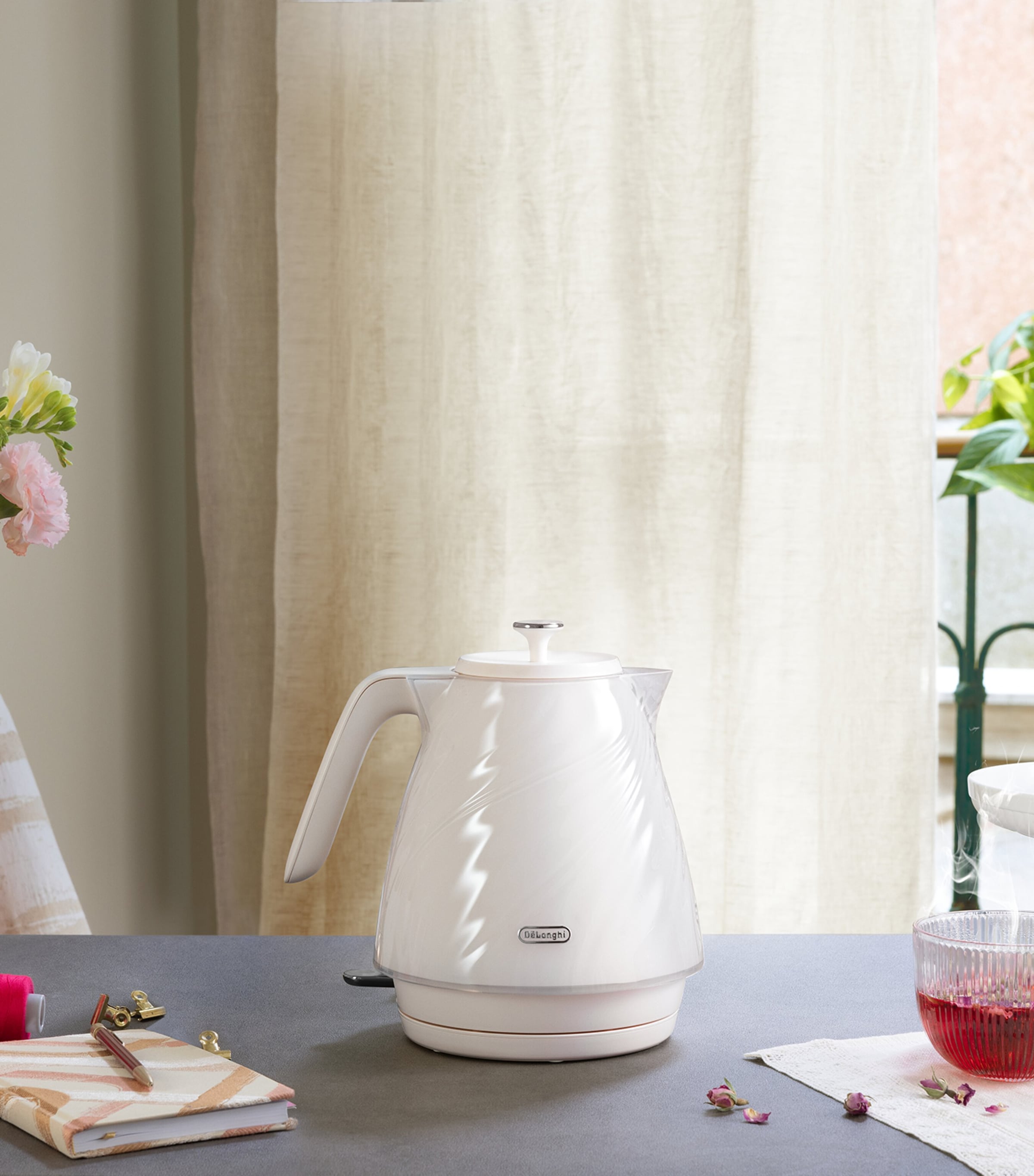 De'Longhi Ballerina Seta Kettle Silky Cream Image 5