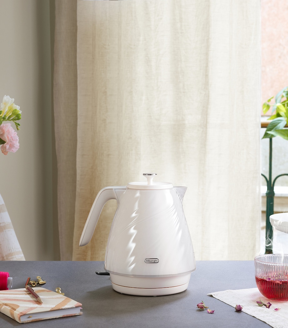 De'Longhi Ballerina Seta Kettle Silky Cream Image 5