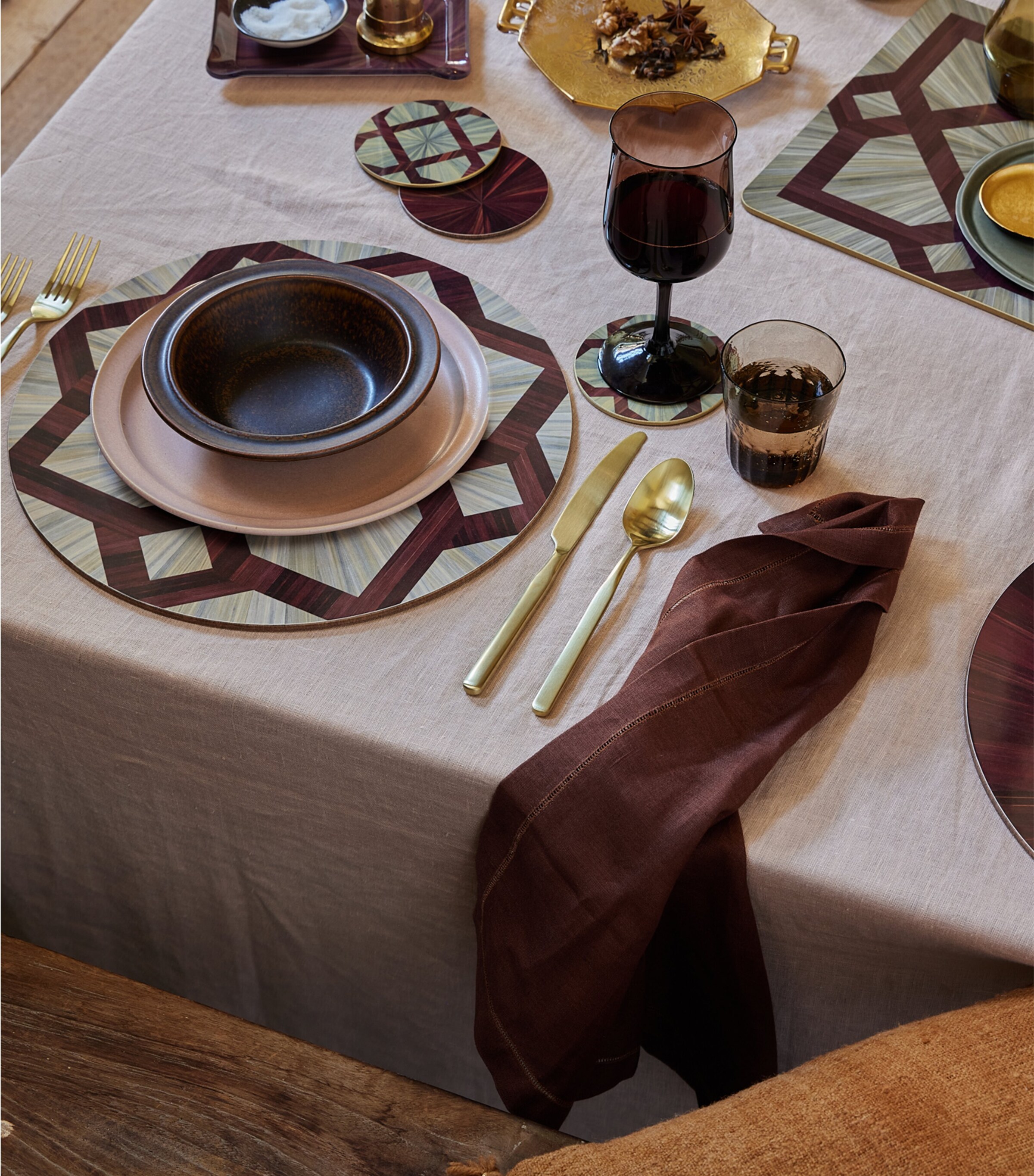 Set of 4 Arabesque Round Coasters PRUNE Image 3