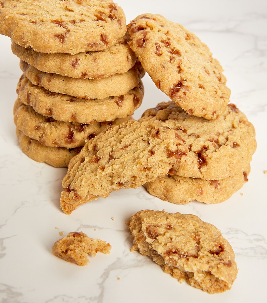 Spiced Salted Caramel Shortbread (200g) NO COLOUR Image 5