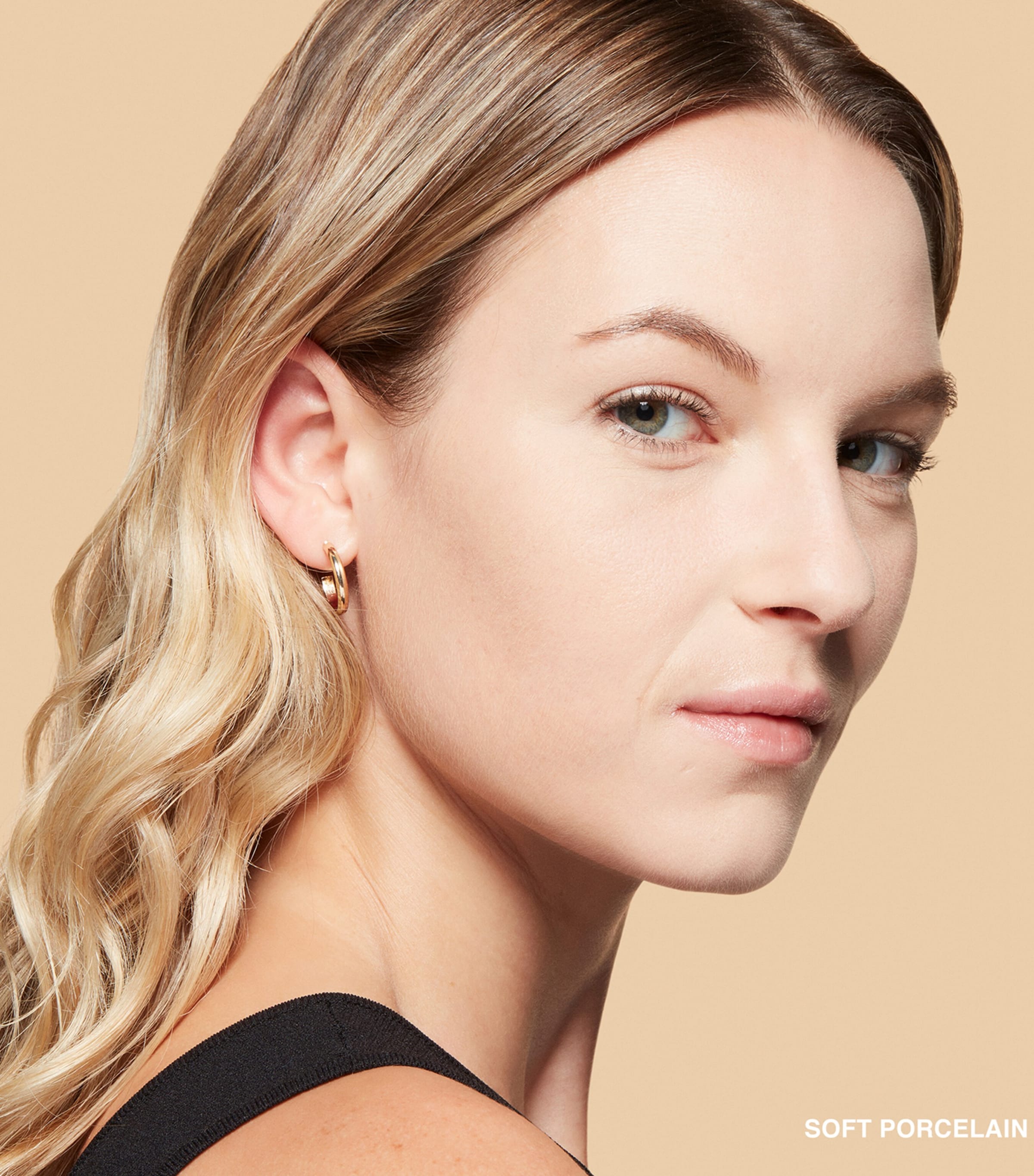 Sheer Finish Pressed Powder SOFT PORCELAIN Image 5