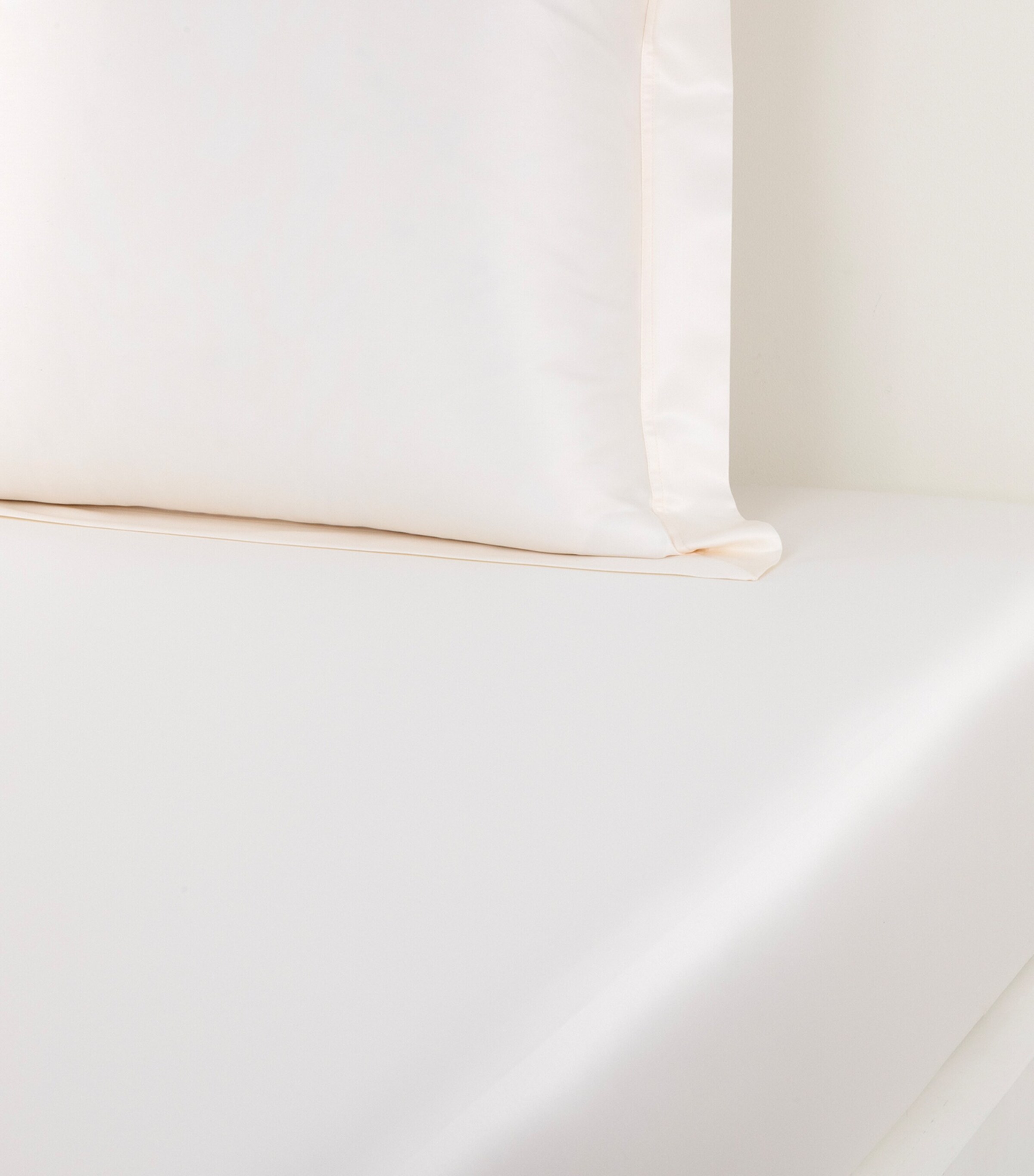 Yves Delorme Couture Egyptian Cotton Prodige Super King Fitted Sheet (190cm x 205cm) Creme Image 2