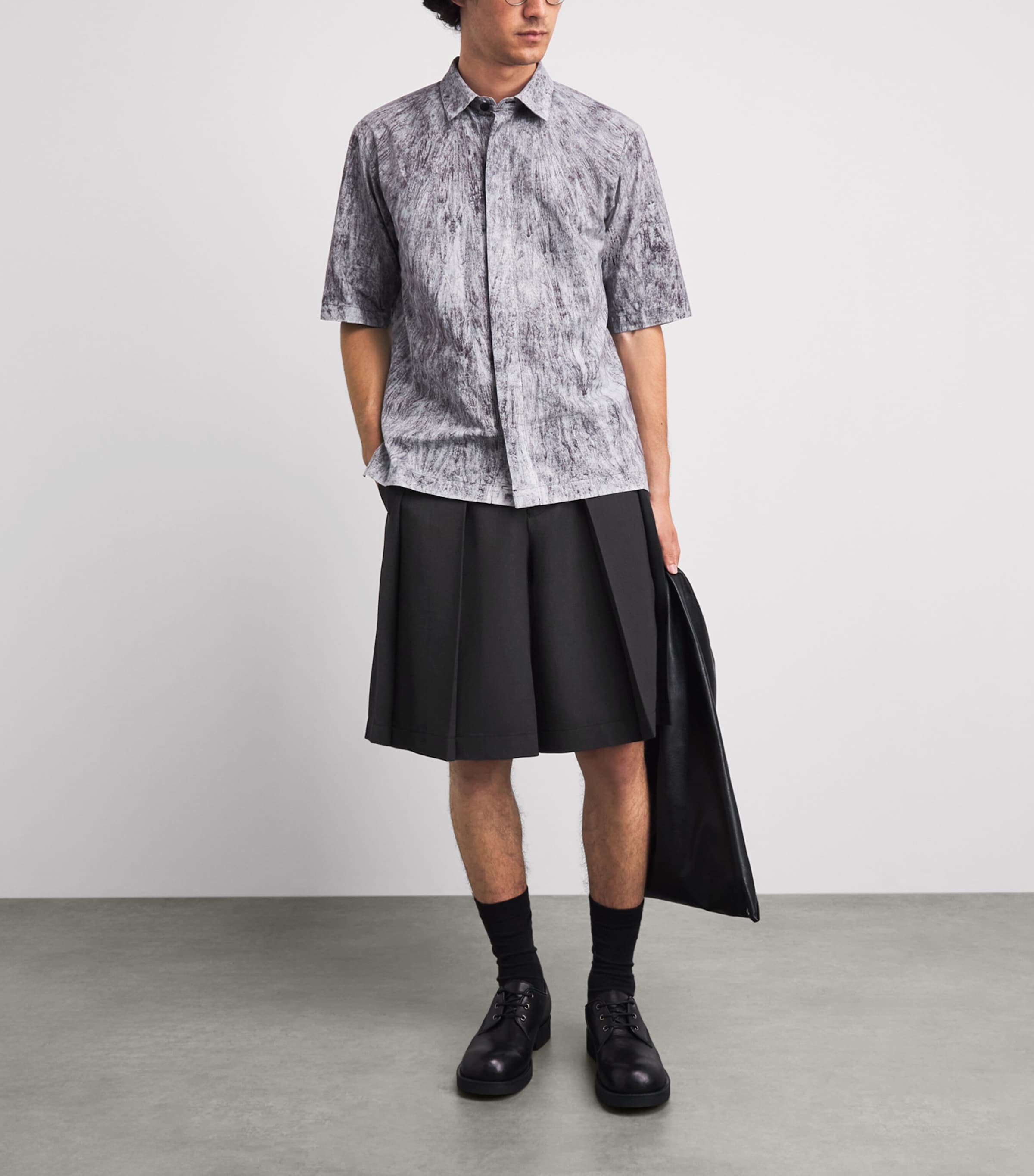 IM MEN Mens Pleated Cornice Shorts Charcoal Gray Image 2