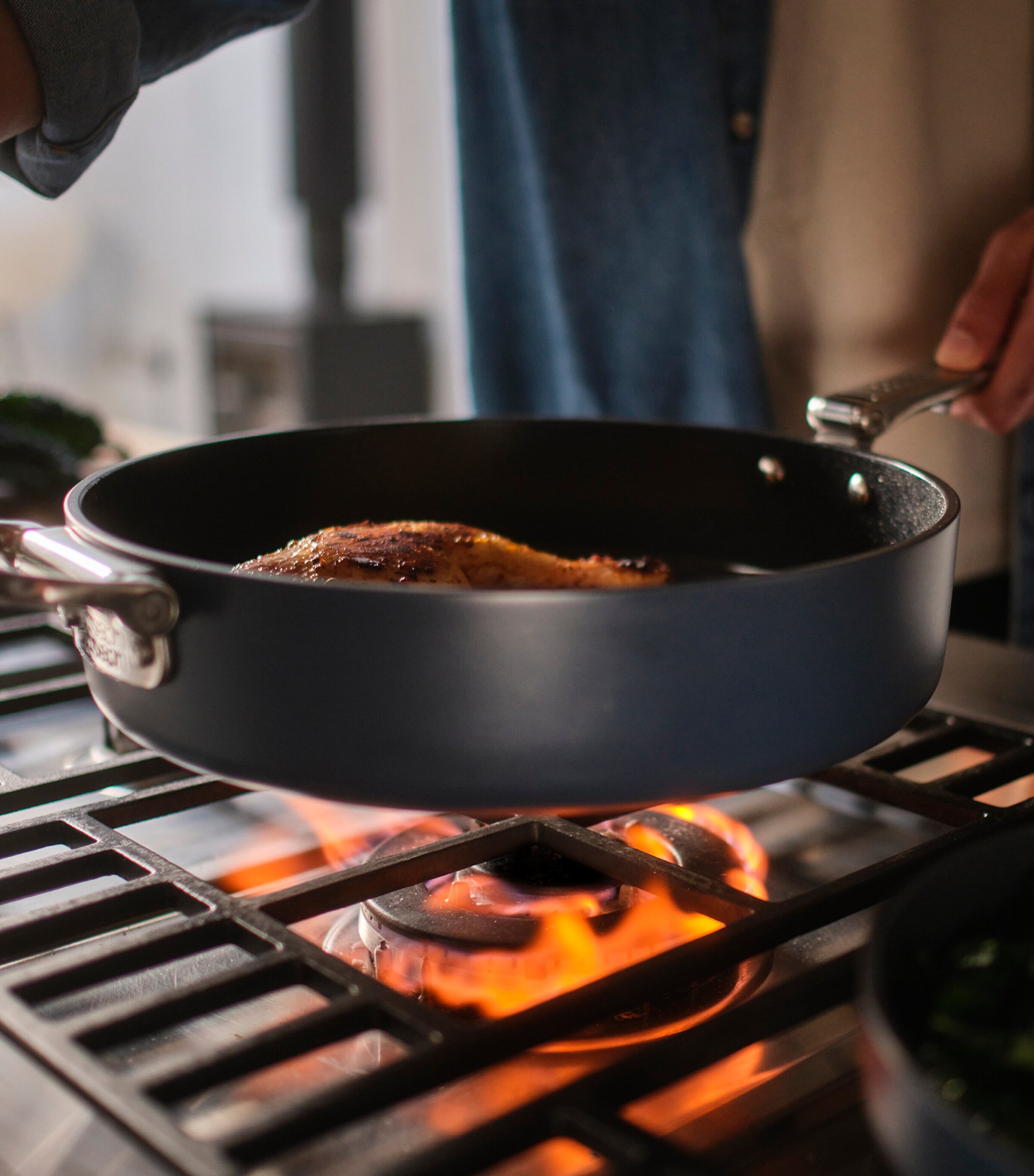 Space Non-Stick Folding Handle Saute Pan and Lid (28cm) MIDNIGHT BLUE Image 4