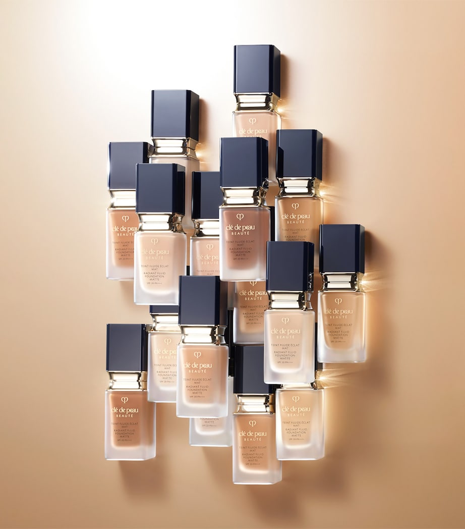 Clé de Peau Beauté Radiant Fluid Foundation Matte Image 4