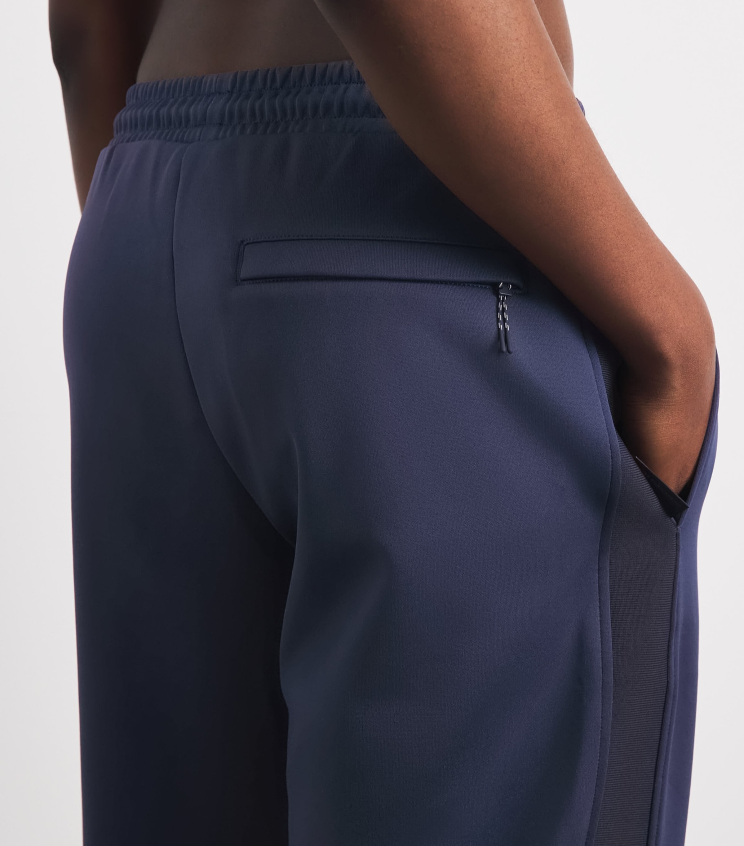 On Womens Courtside Sweatpants Dark Blue Image 3