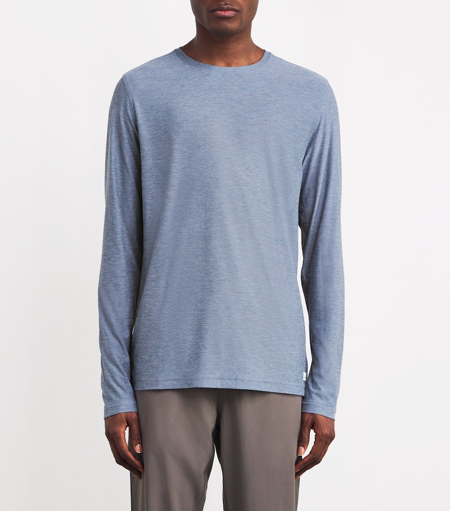 VUORI Mens Strato Tech Long-Sleeve T-Shirt Chambray Heather Image 3
