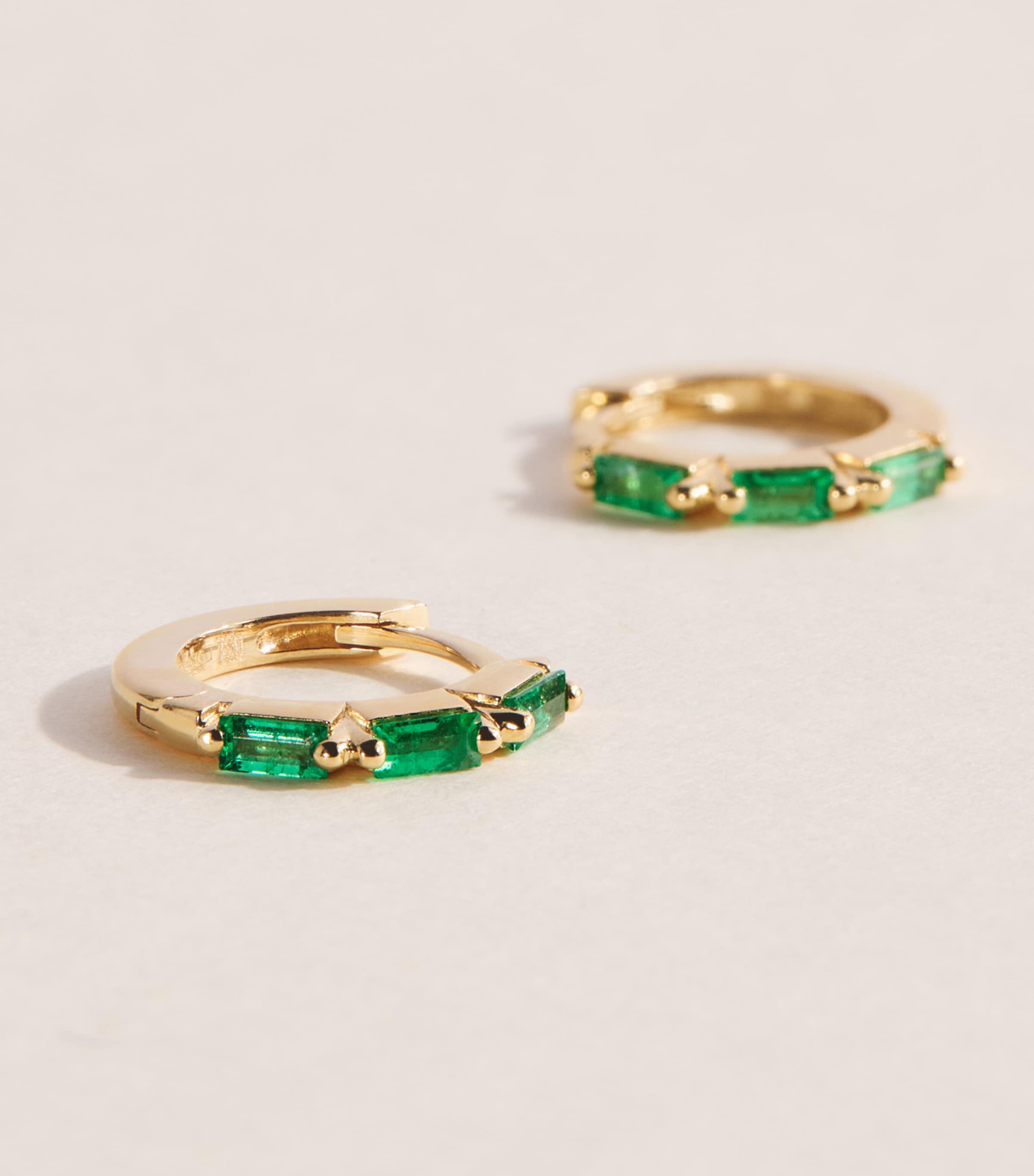 Suzanne Kalan Yellow Gold and Emerald Bold Triple Huggie Earrings Yg/emer Image 5