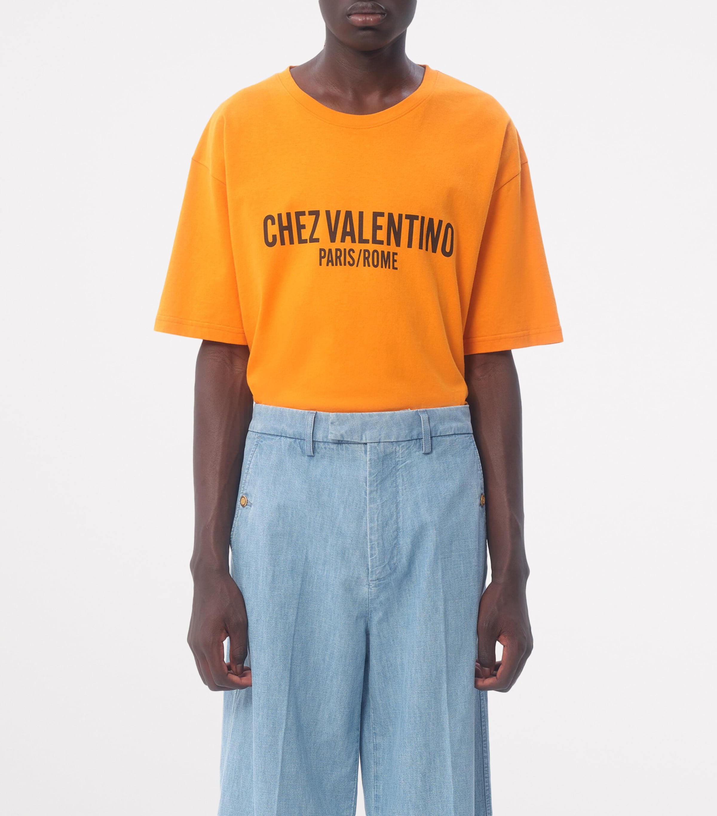 ☆関税送料込☆ VALENTINO Chez Valentino Tシャツ Valentino Garavani Cotton T-Shirt with Chez Print | Saks