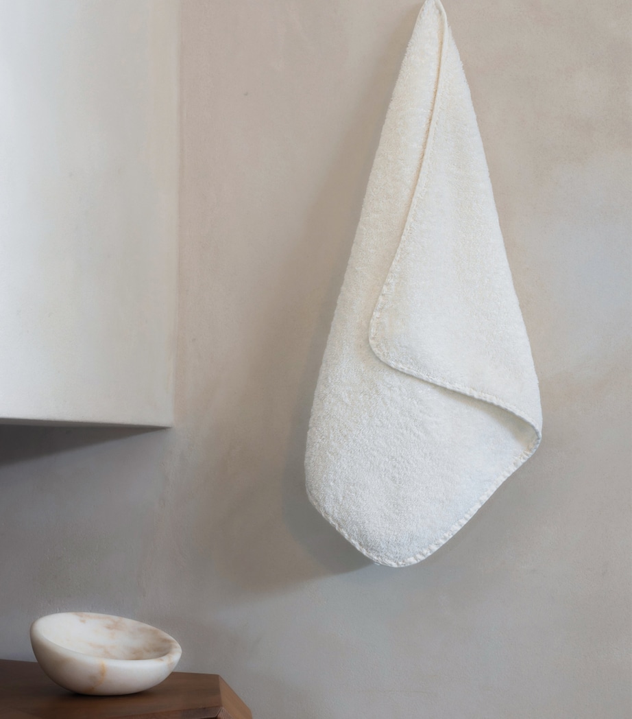 GRACCIOZA Grand Egoist Bath Towel (70cm x 140cm) White Image 4