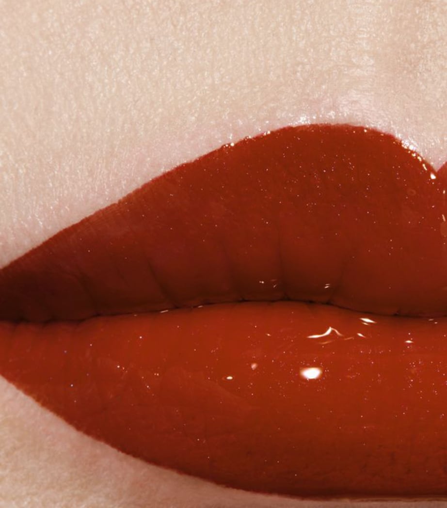 Le Rouge Duo Ultra Tenue Liquid Lip Colour 176 BURNING RED Image 3