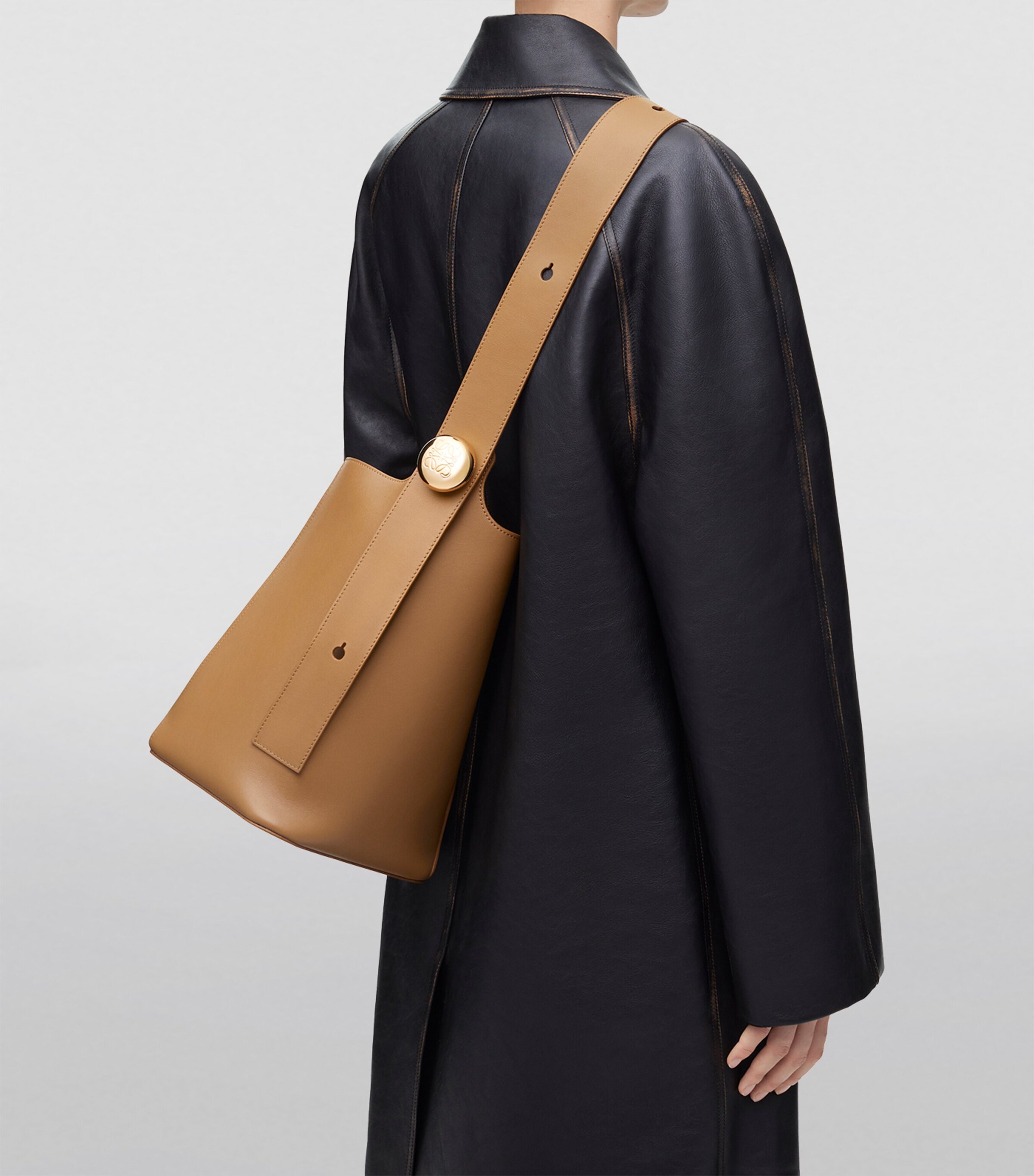 Medium Pebble-Calfskin Bucket Bag OAK Image 6