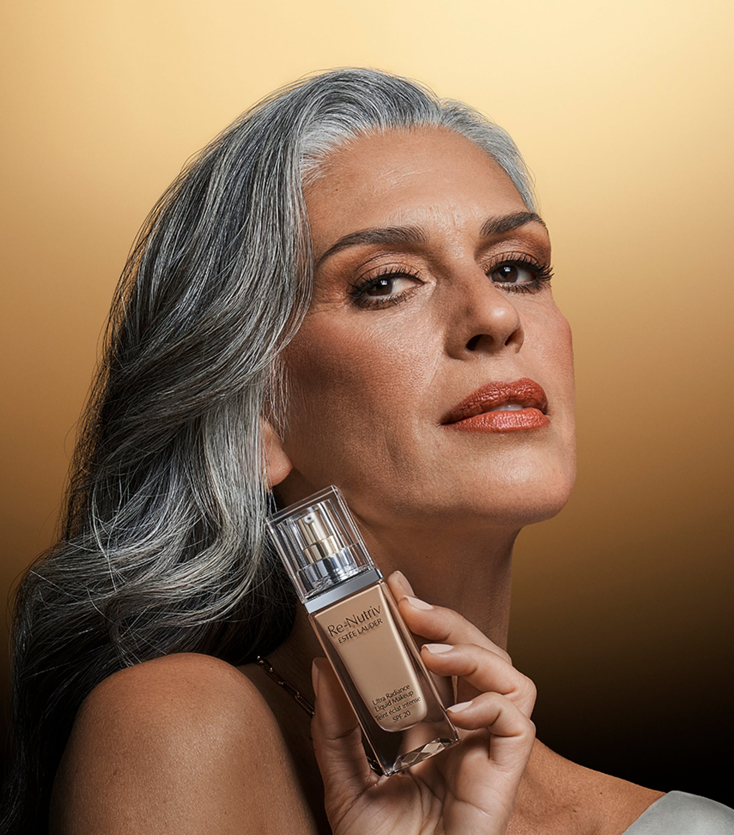 Re-Nutriv Ultra Radiance Liquid Foundation SPF 20 3N1 IVORY BEIGE Image 4