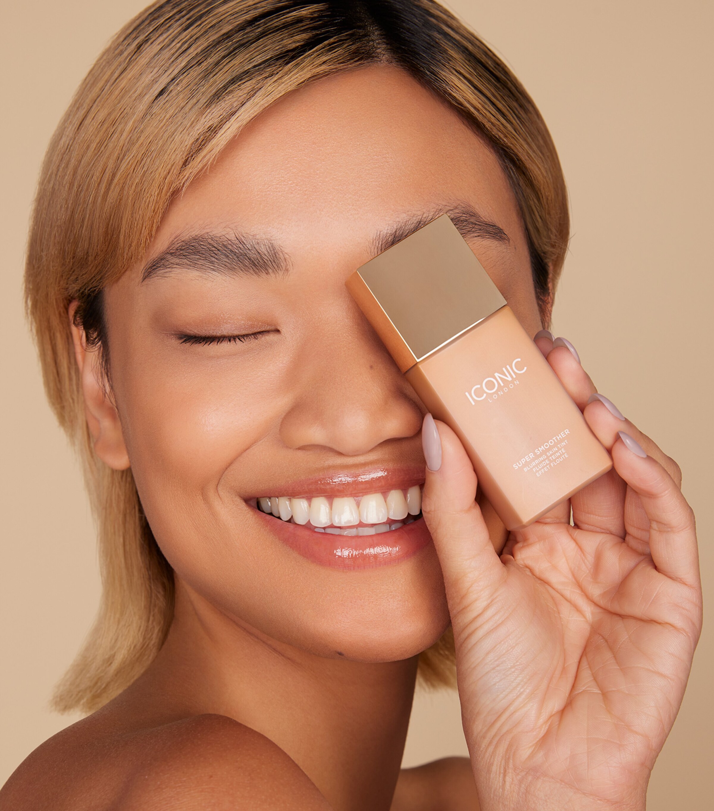 Iconic London Super Smoother Blurring Skin Tint Warm Rich Image 7