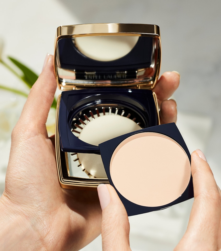 Double Wear Stay-in-Place Matte Powder Foundation 1W0 Image 3