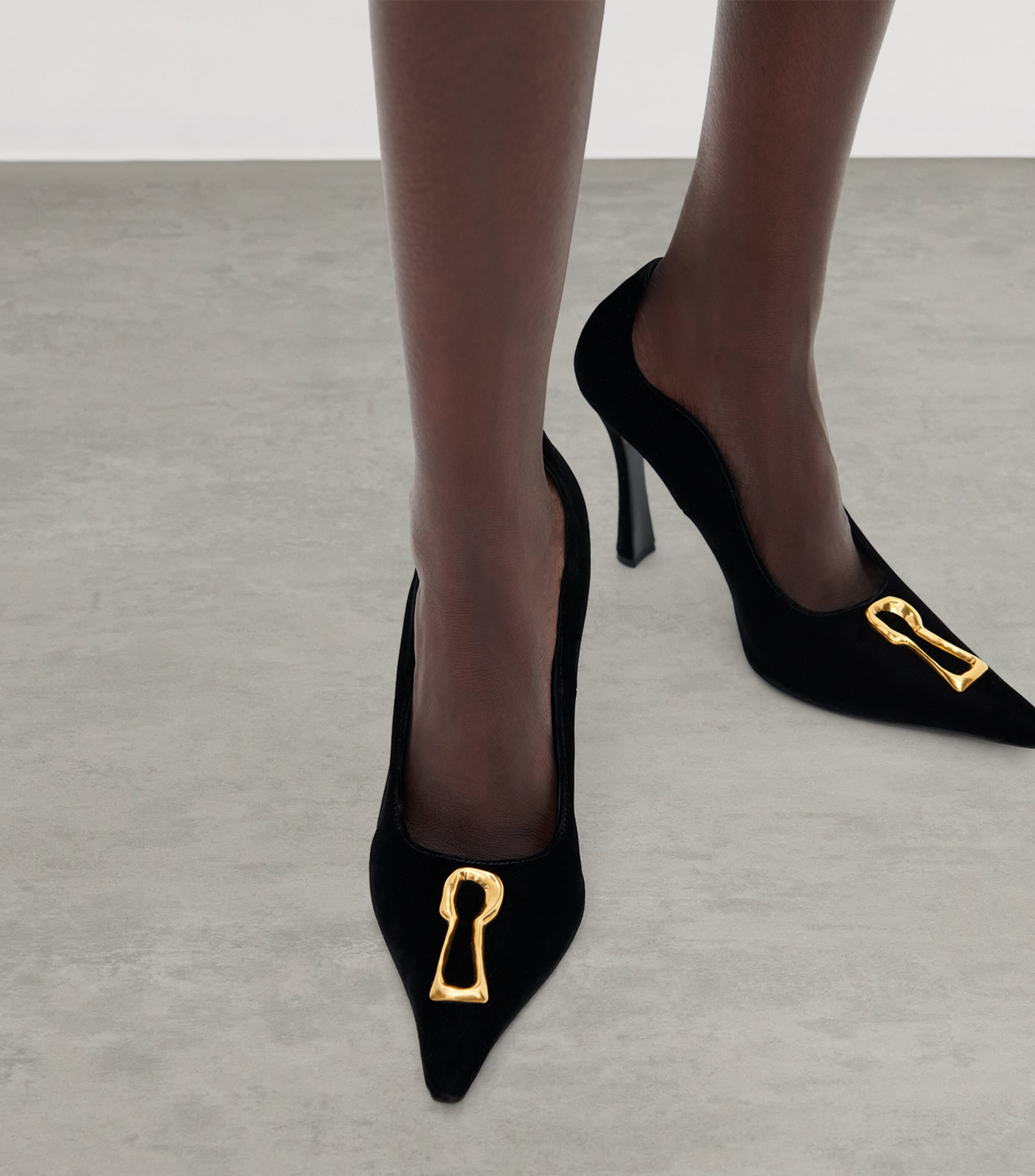 Schiaparelli Velvet Keyhole Pumps 105 Black Image 4