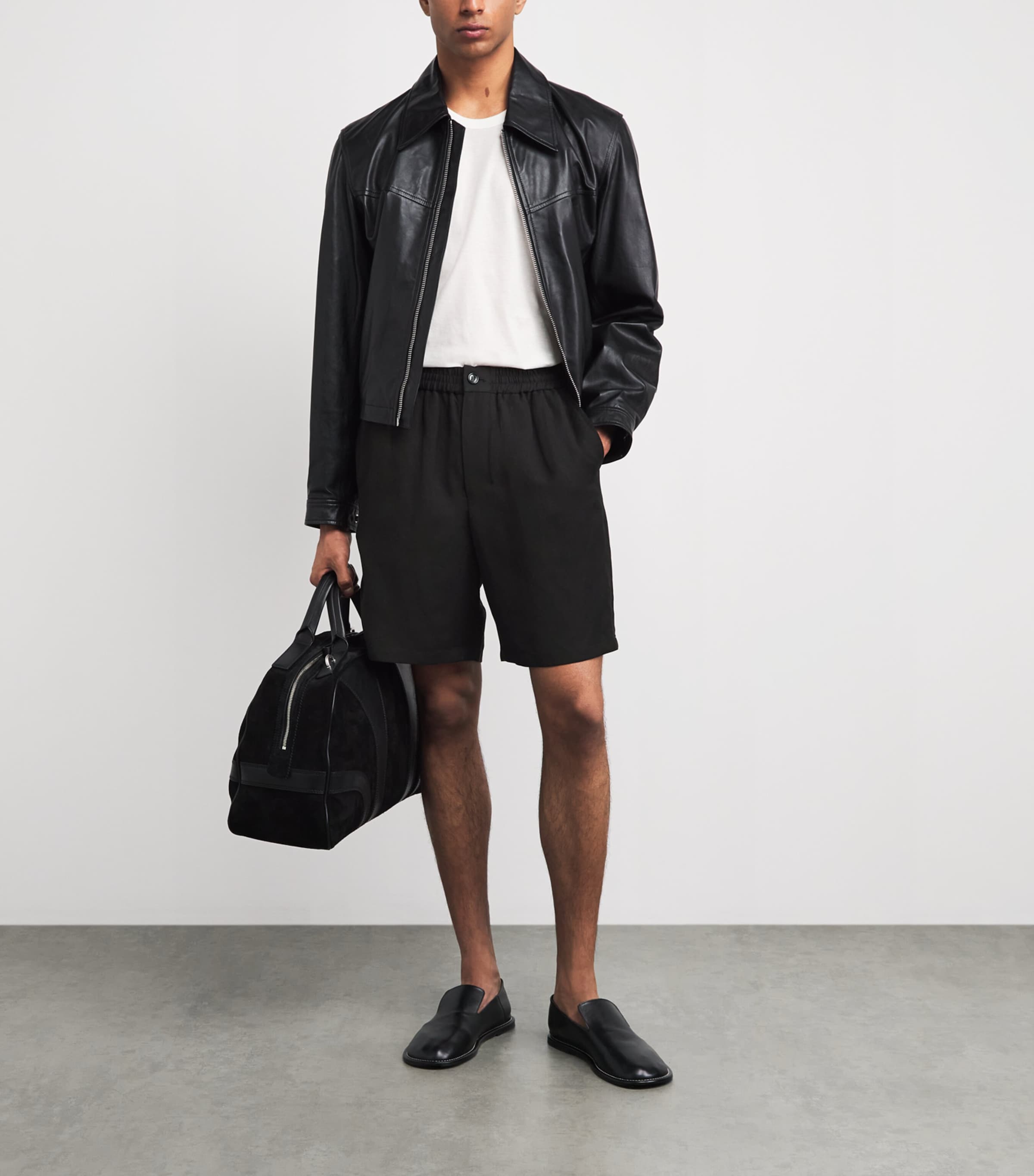 AMI Paris Mens Mid-Rise Straight Shorts Noir Image 2