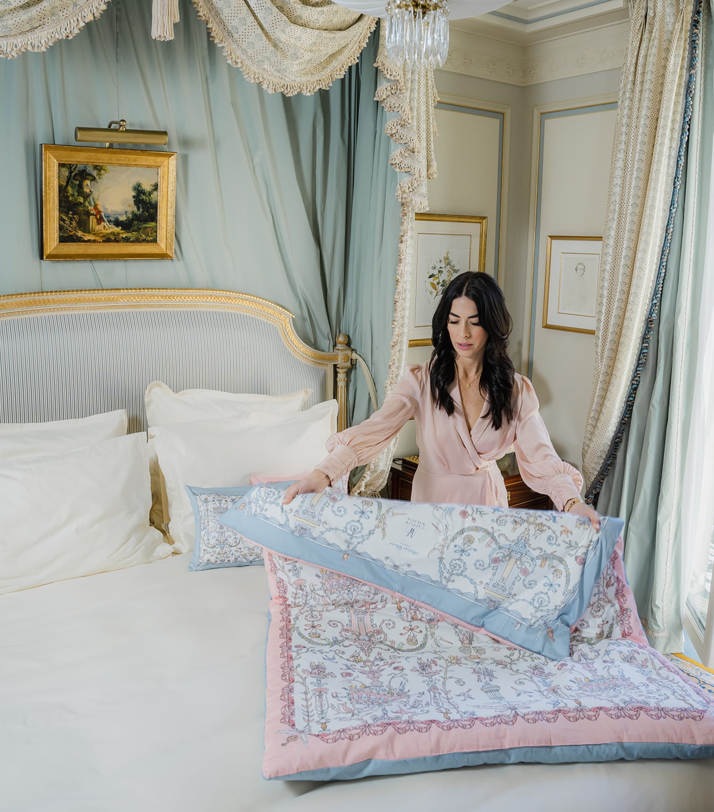 x Caitlin Wilson Toile De Jouy Quilt (100cm x 130cm) PINK/BLUE Image 7